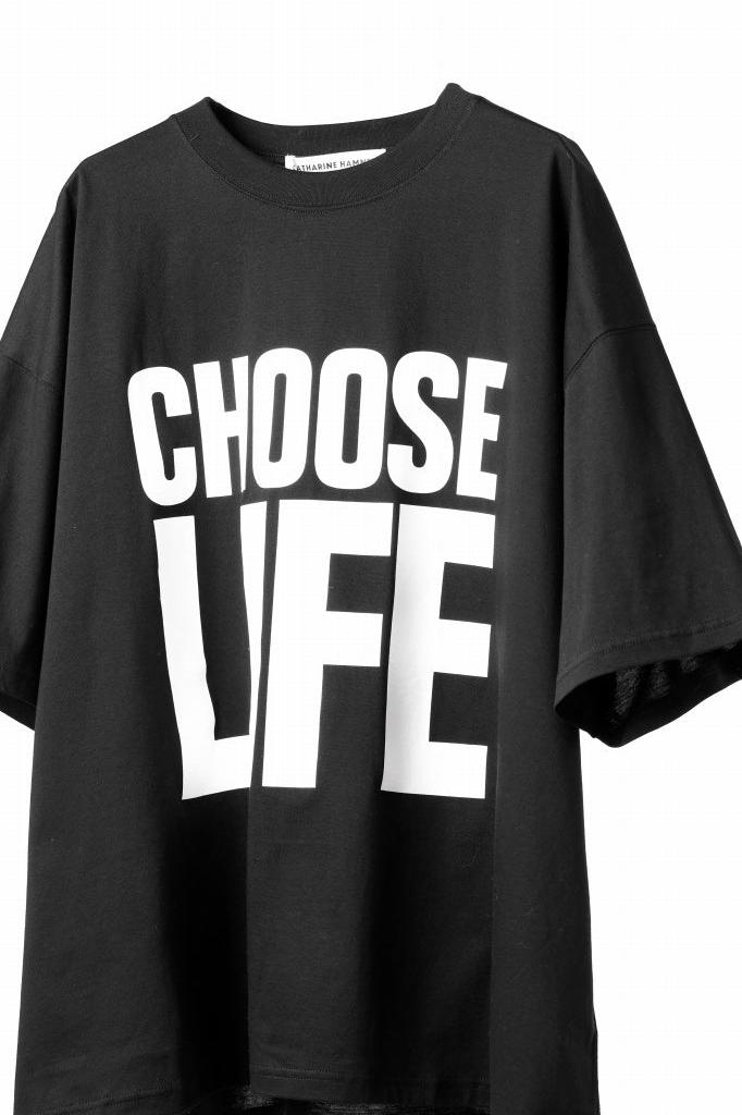 KATHARINE HAMNETT BIG SLOGAN TEE CHOOSE LIFE (BLACK)の商品ページ  キャサリンハムネットの公式通販 LOOM OSAKA ONLIN STORE