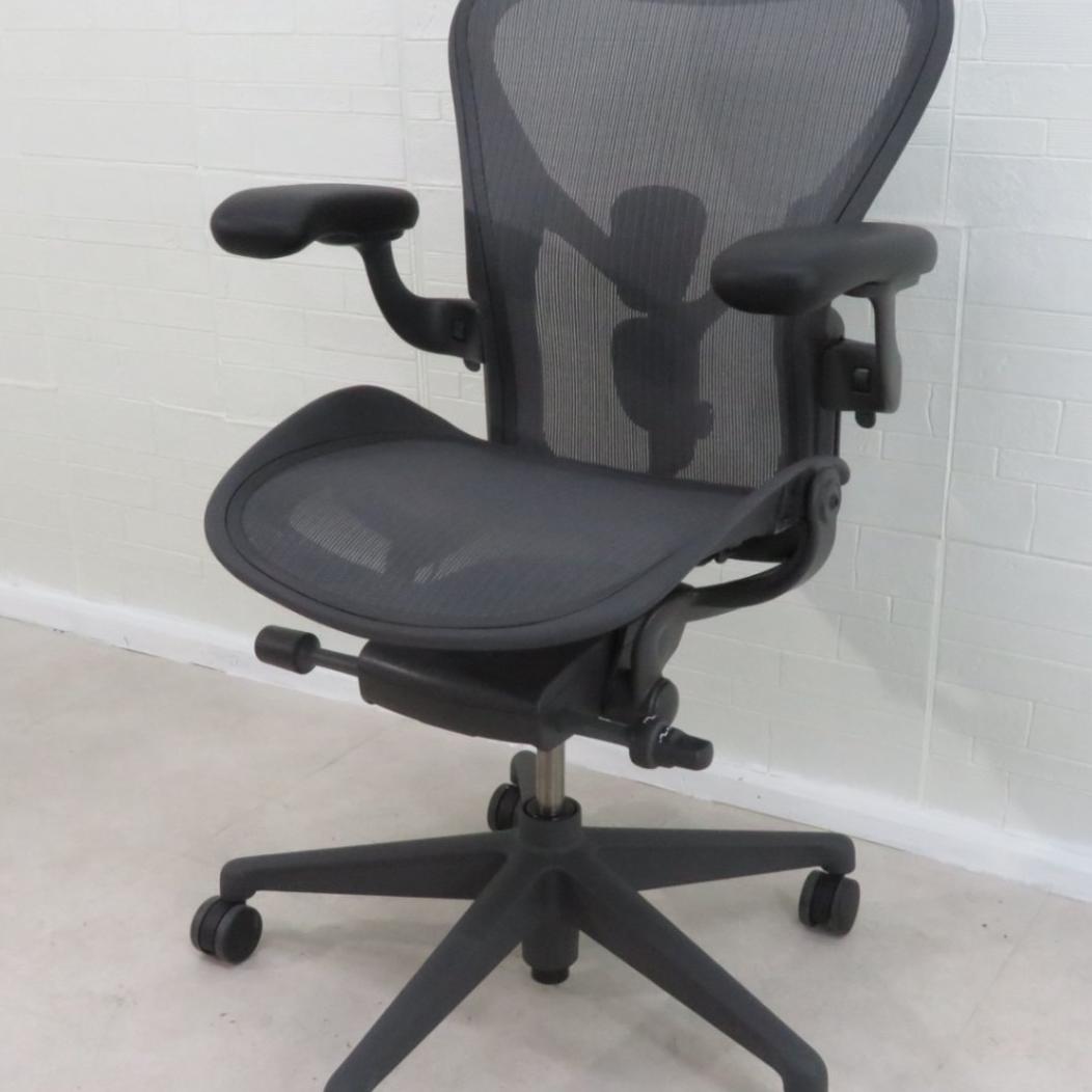 Herman Miller ハーマンミラー アーロンチェア リマスタード AER1B23DW-0004 グラファイト Bサイズ メッシュ  YH13830 中古オフィス家具 配送サイズ240