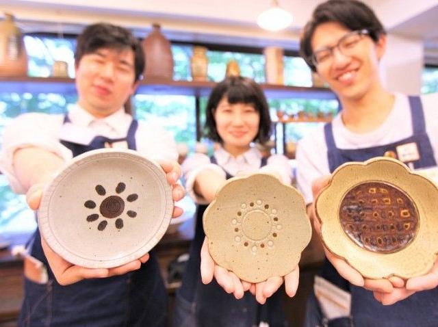 福岡天神】銘々板皿を手作りする陶芸体験☆おうちごはんも楽しめる直径約15㎝のお皿を手作り♪ アクティビティジャパン